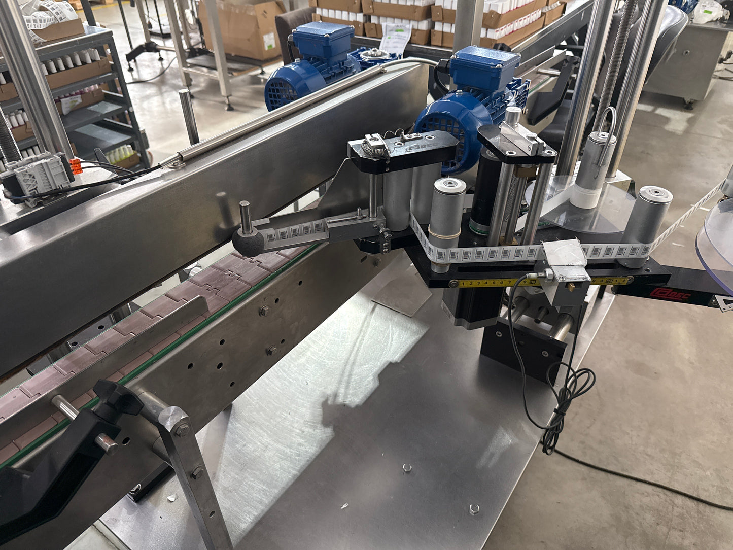 Etiquetadora automática colocadora códigos de barras con centrador
Cadec