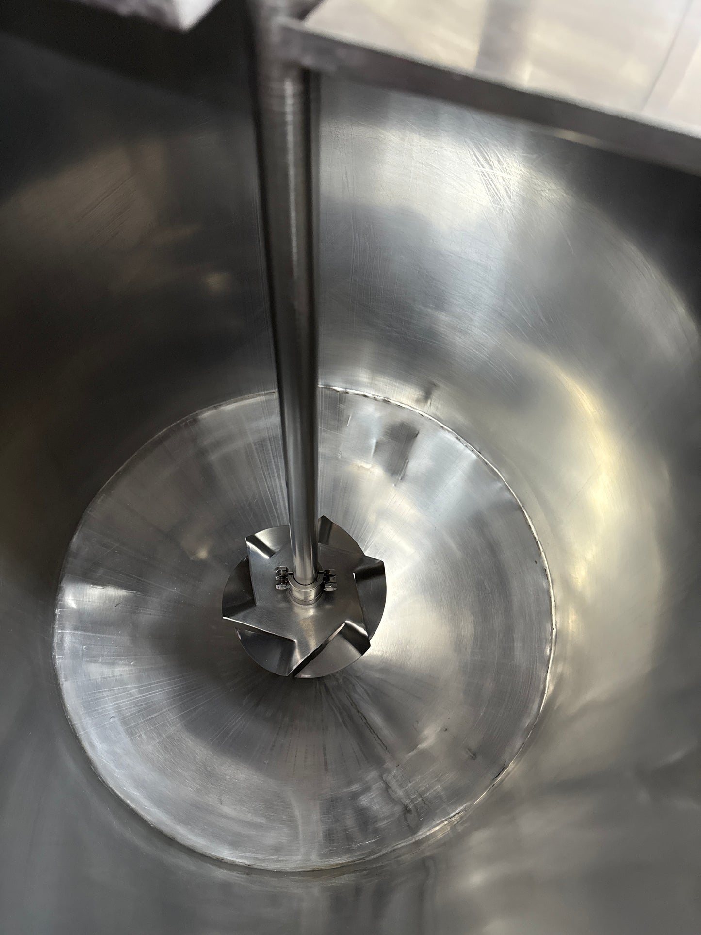 Agitador con reactor p/esmalte de 80Kg Motor Weg Mod.
TEOUA0X0X0000300437