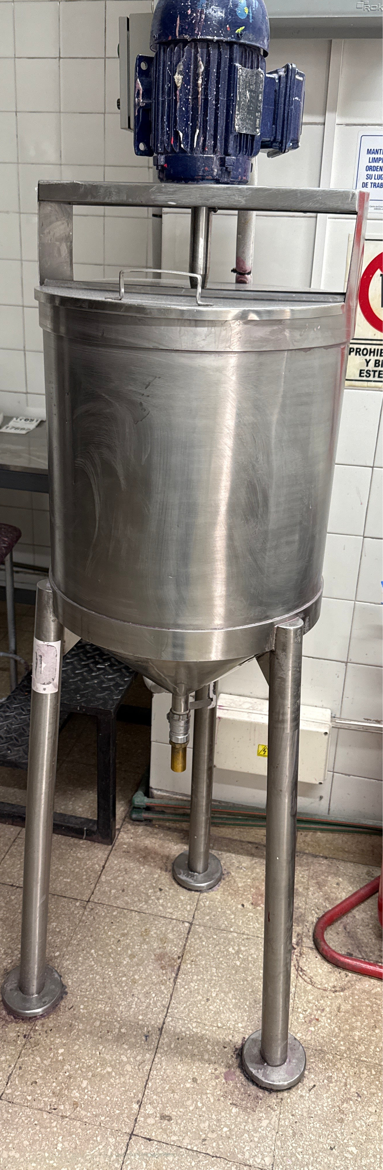 Agitador con reactor p/esmalte de
80Kg Motor Weg Mod. TE1BFOX01