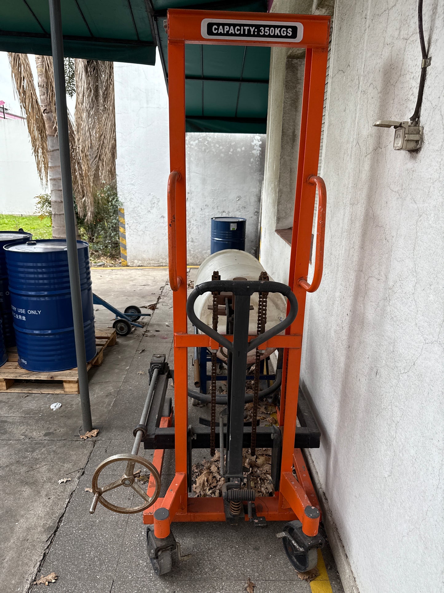 Volcador y transporte de tambores