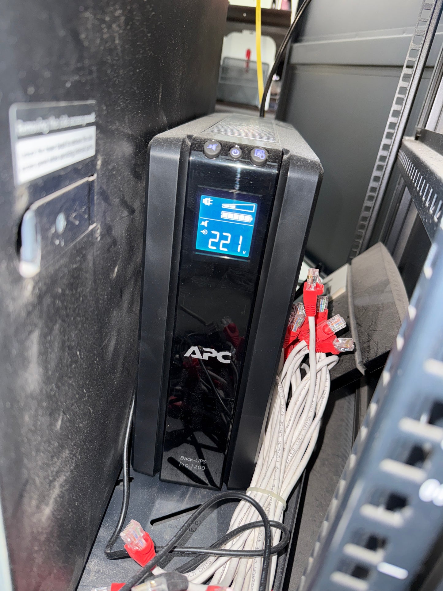 Estabilizador APC back ups pro 1200