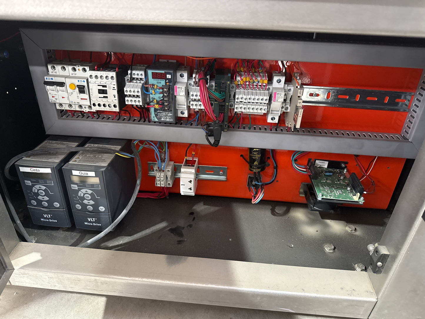 Etiquetadora automática colocadora códigos de barras con centrador 
Cadec