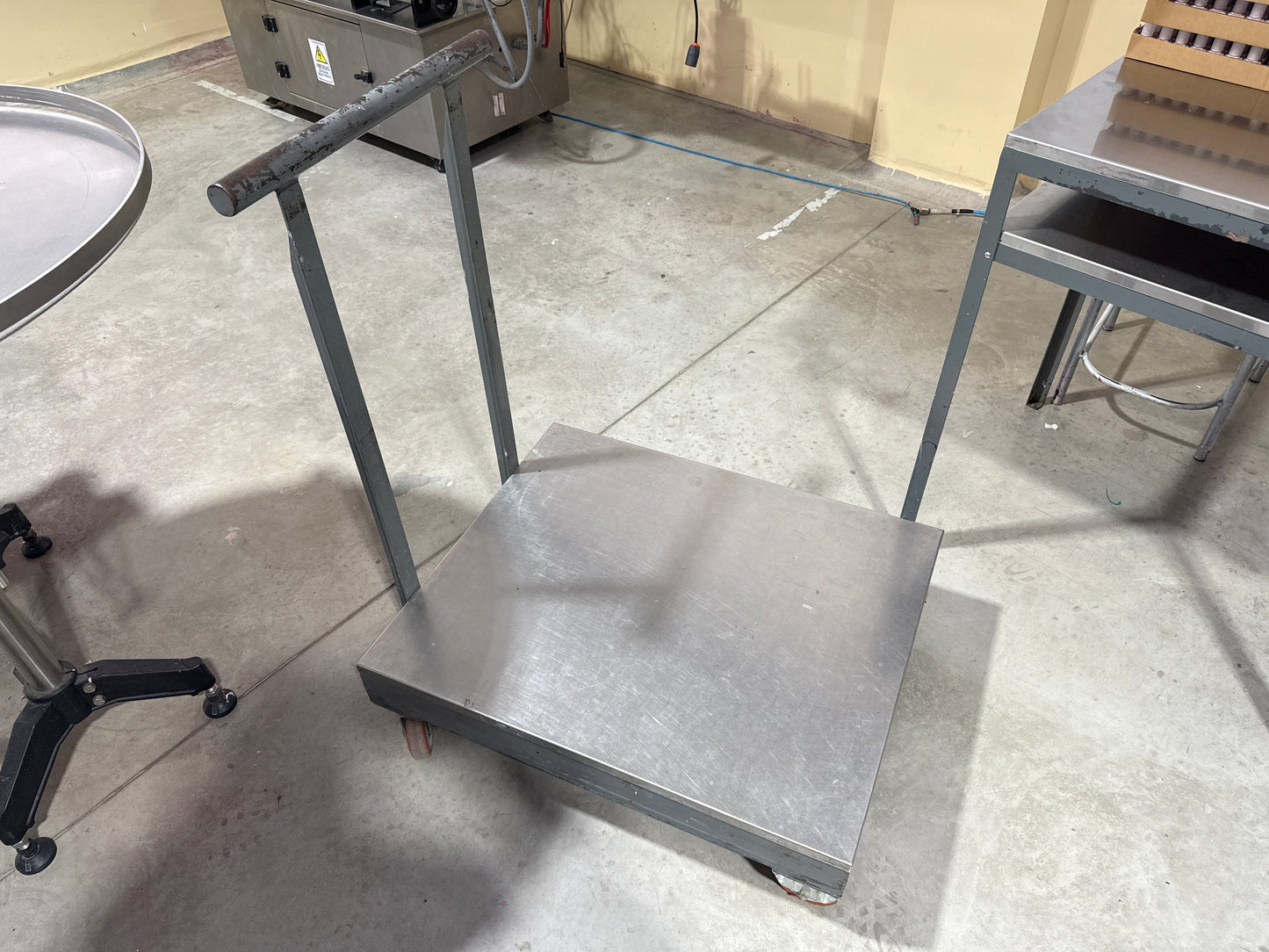 Carro acero inoxidable con manija.  Capacidad 500 kg. 70x80