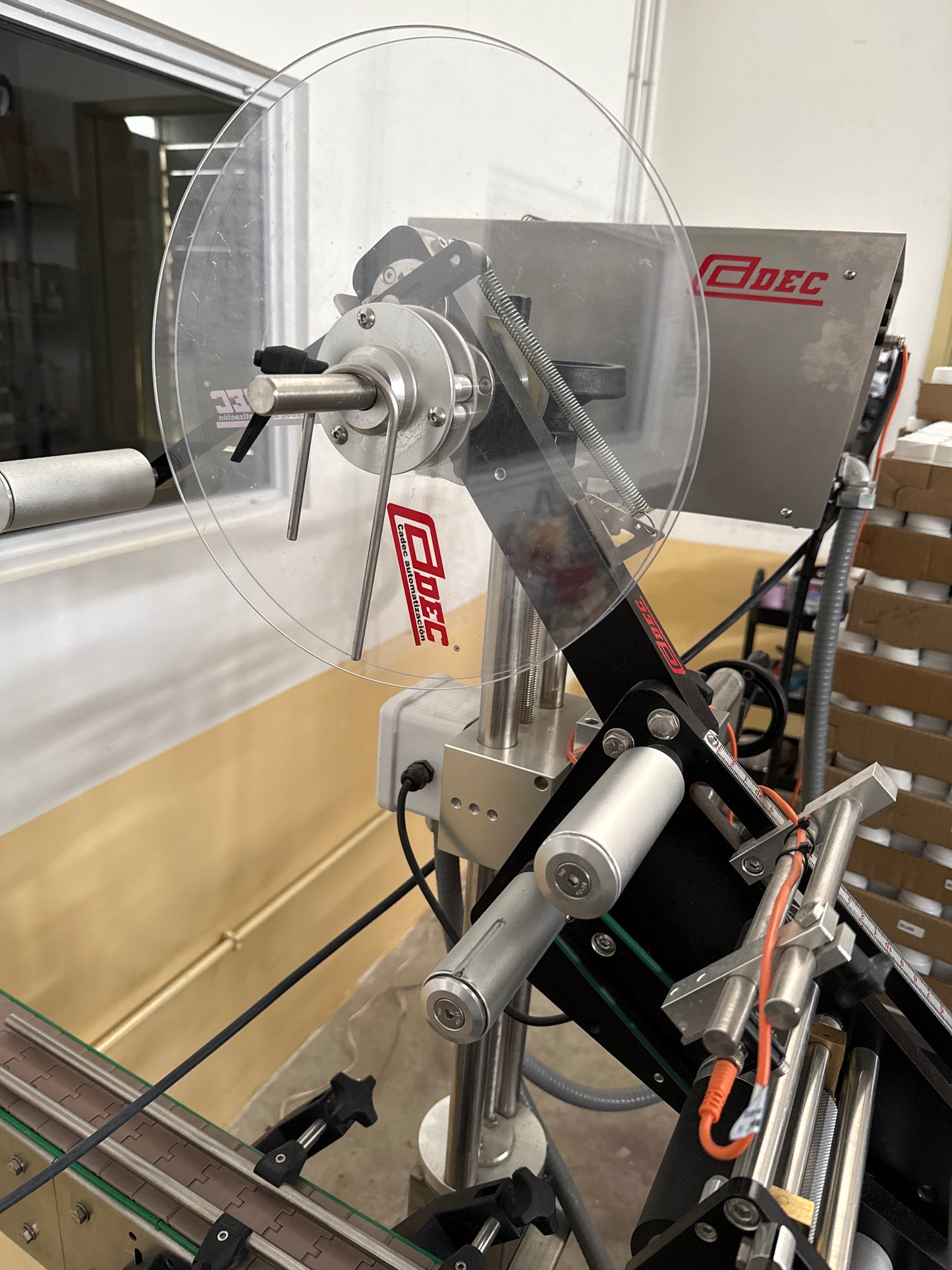 Colocadora etiqueta tapa Cadec