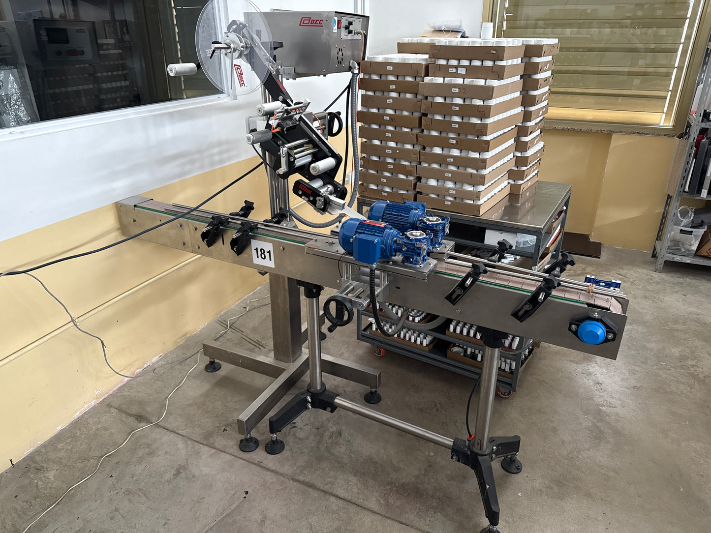 Colocadora etiqueta tapa Cadec