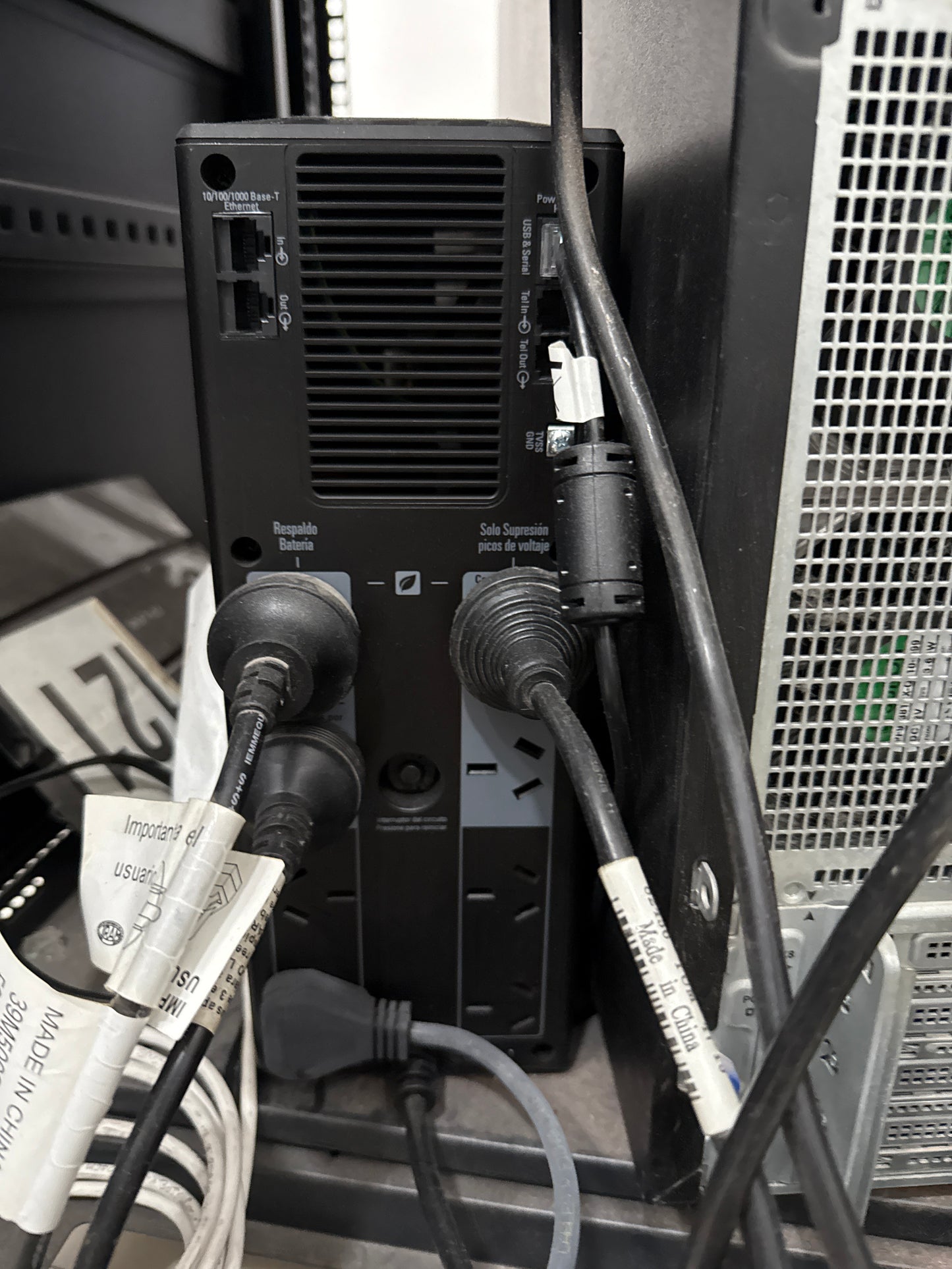 Estabilizador APC back ups pro 1200