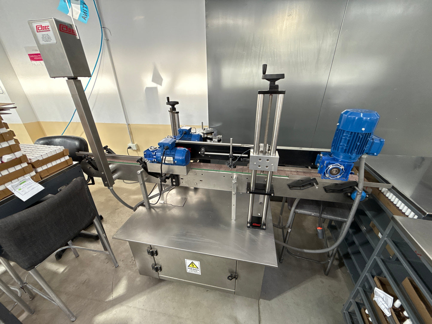 Etiquetadora automática colocadora códigos de barras con centrador 
Cadec