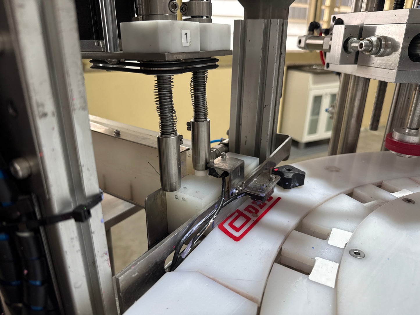 Colocadora de tapa Automatica TAPA 212 112