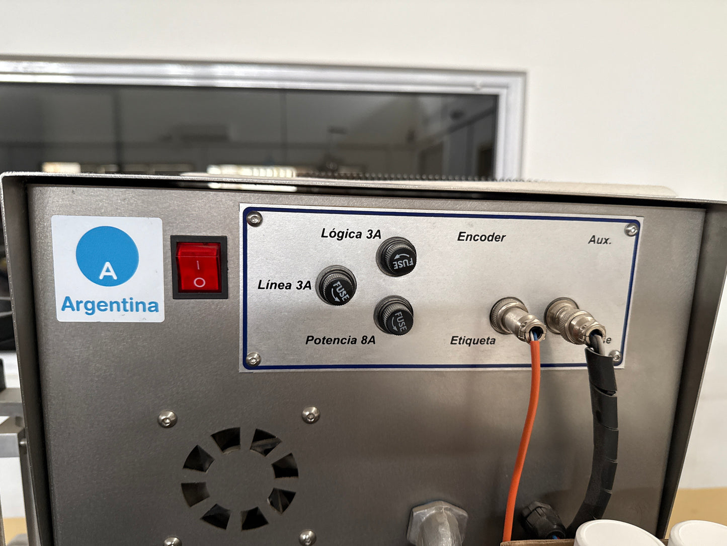 Colocadora etiqueta tapa Cadec