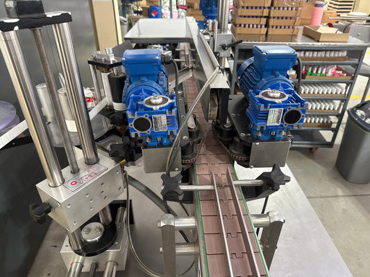 Etiquetadora automática colocadora códigos de barras con centrador 
Cadec