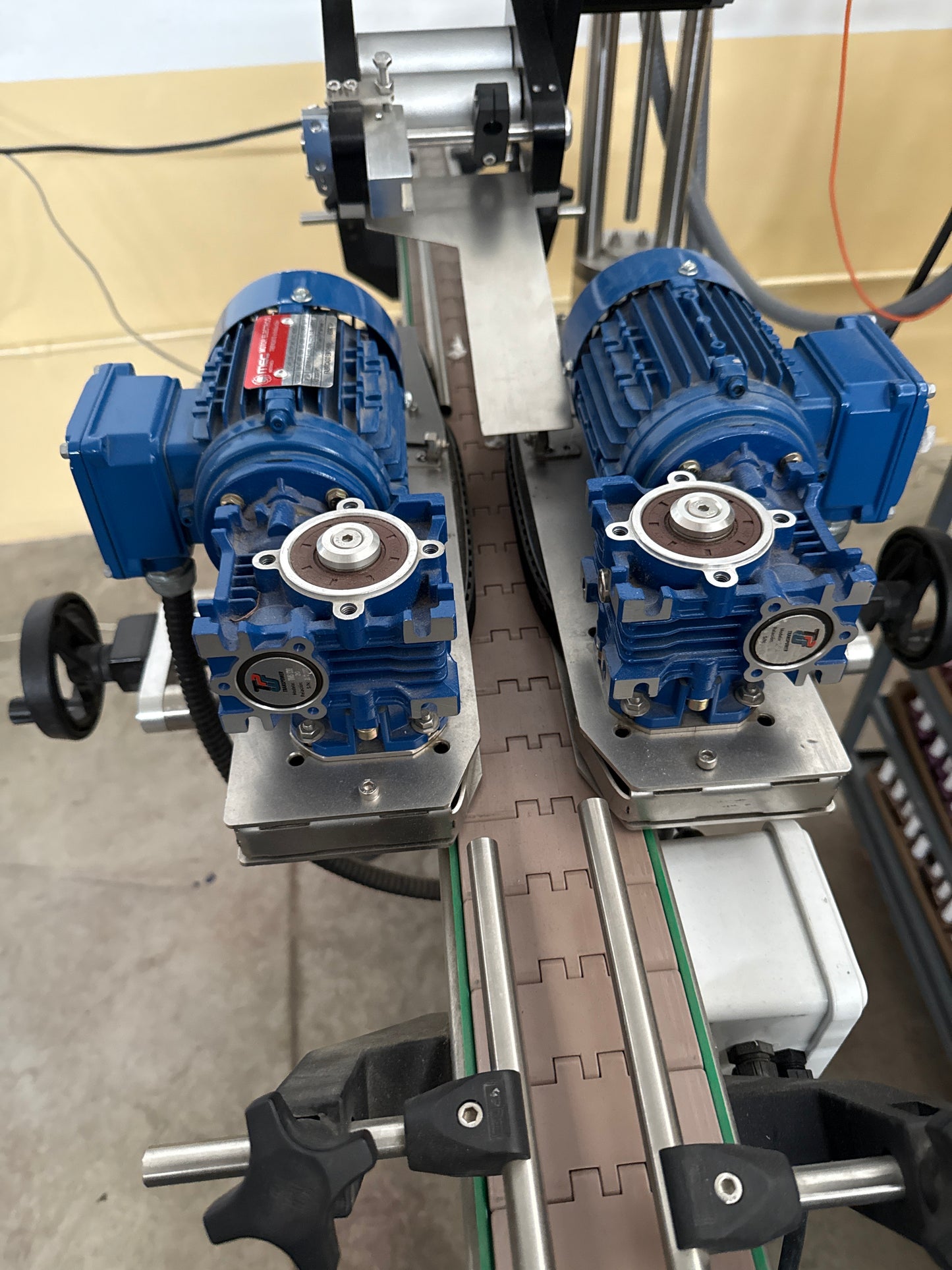 Colocadora etiqueta tapa Cadec