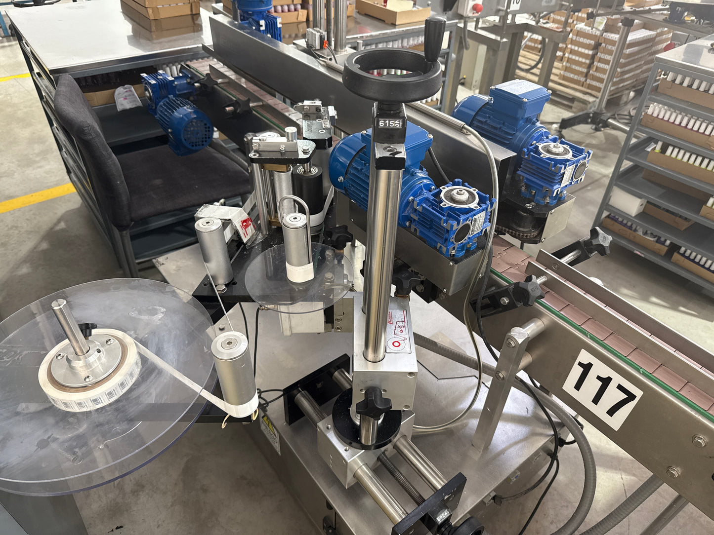 Etiquetadora automática colocadora códigos de barras con centrador 
Cadec