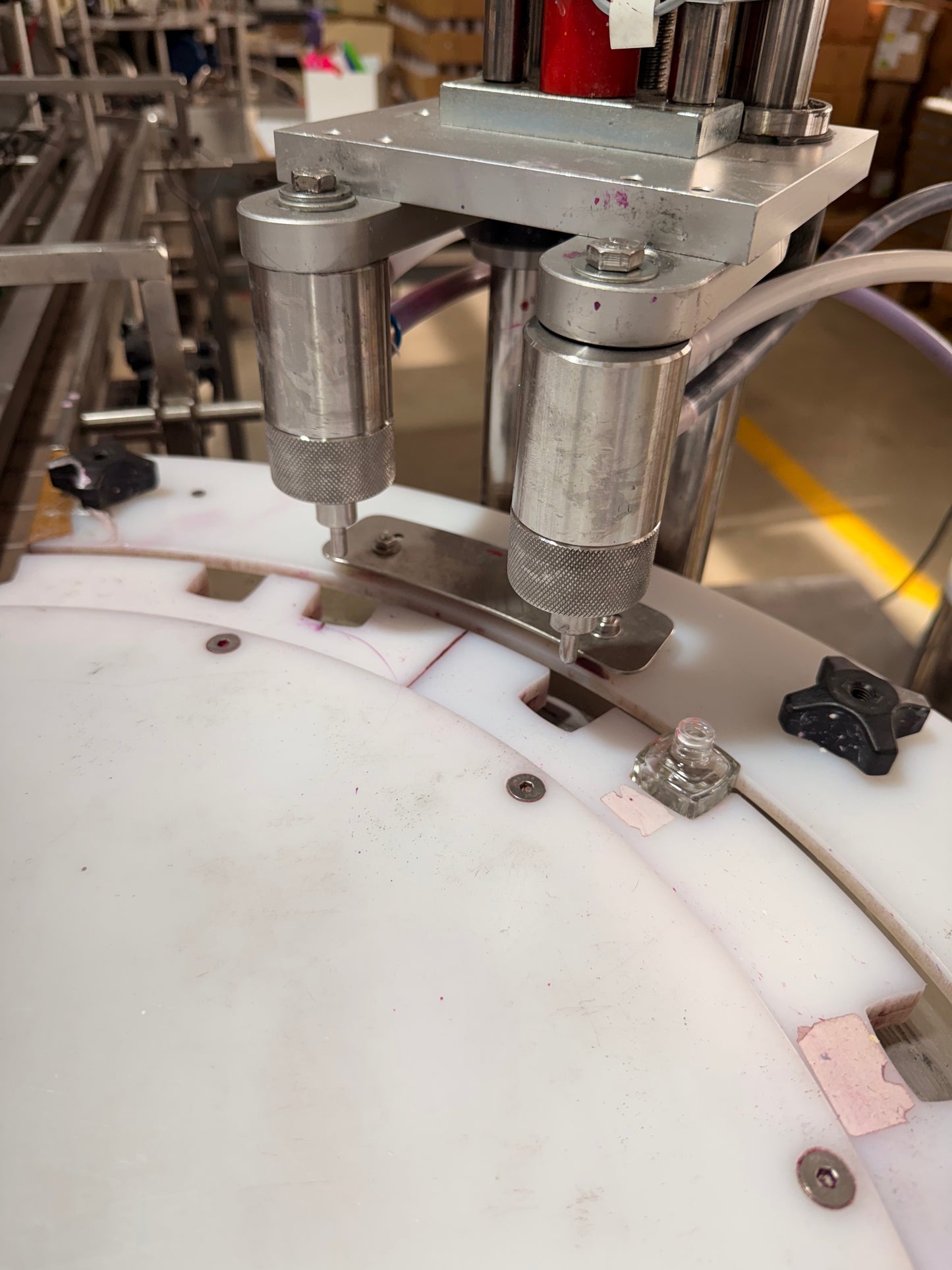 Llenadora automática de esmaltes para u–as con 2 picos Cadec