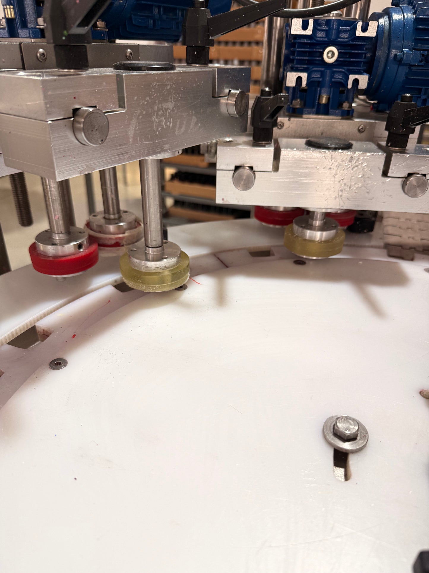 Llenadora automática de esmaltes para u–as con 2 picos Cadec