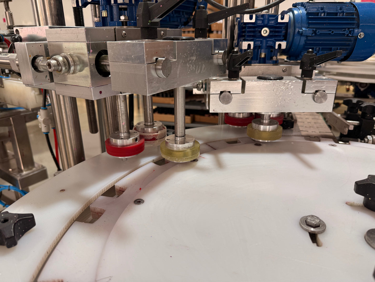 Llenadora automática de esmaltes para u–as con 2 picos Cadec