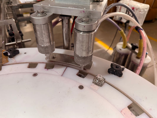 Llenadora automática de esmaltes para u–as con 2 picos Cadec