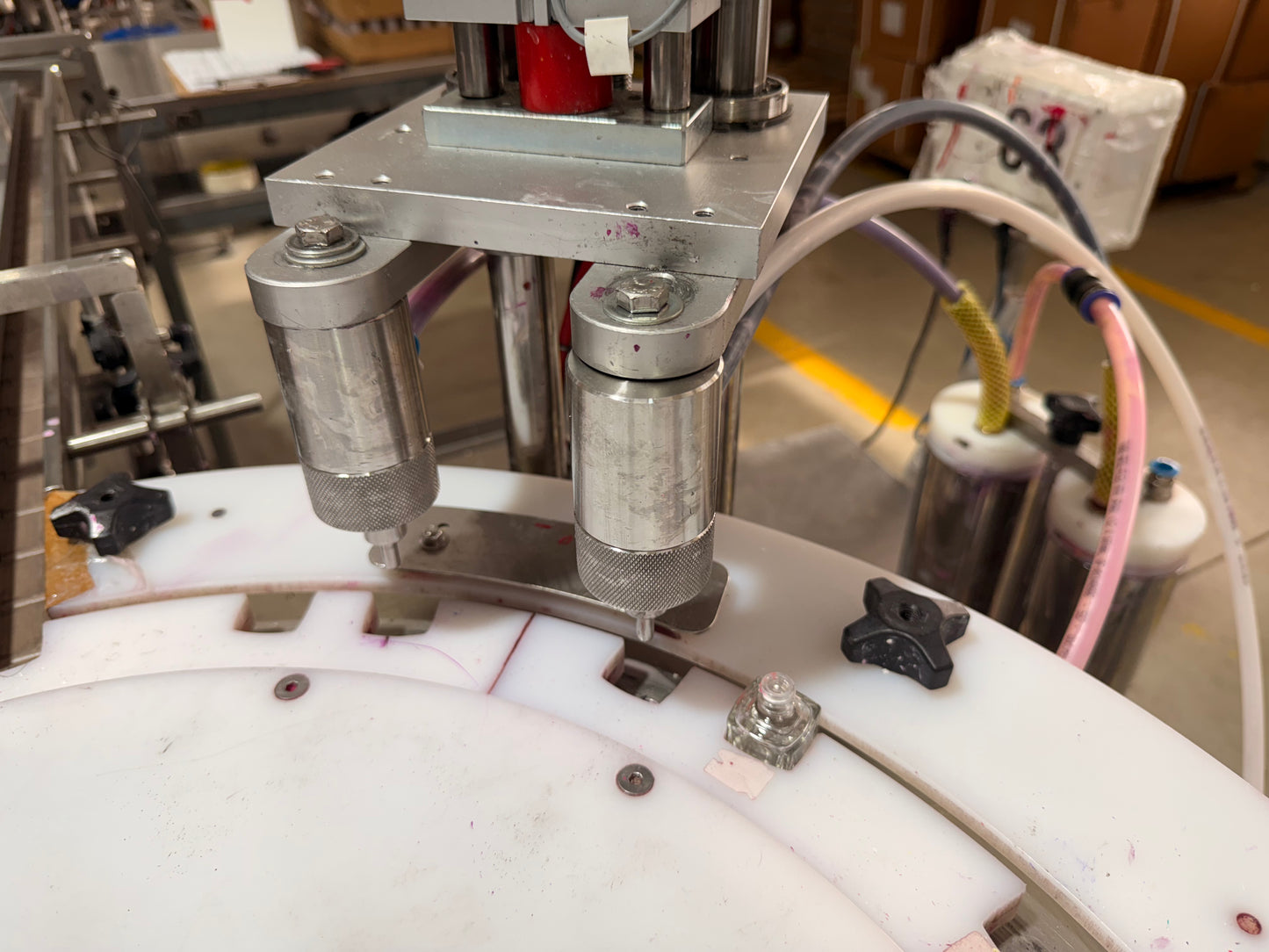 Llenadora automática de esmaltes para u–as con 2 picos Cadec